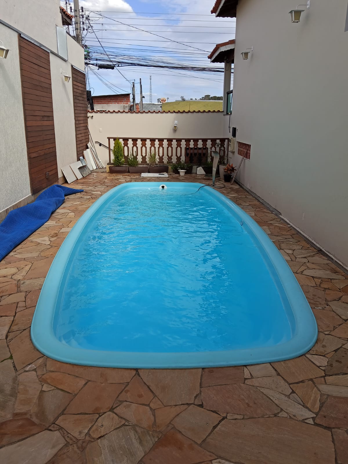 Piscina de fibra instalada em área residencial